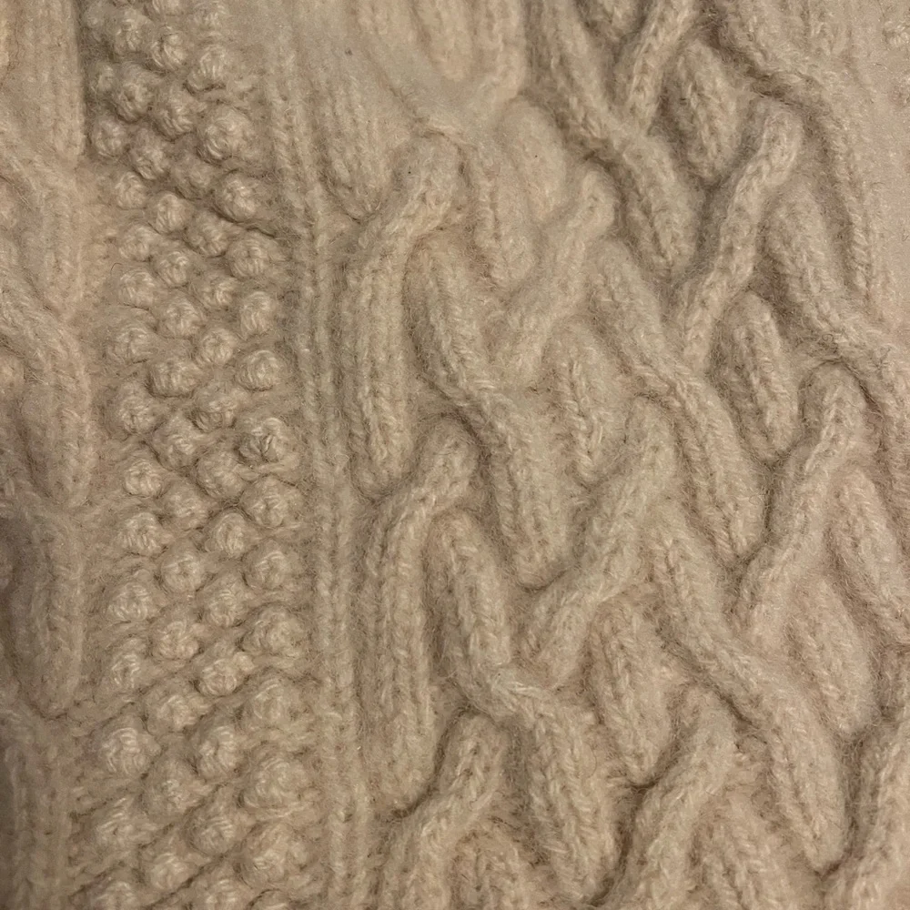 Women’s handmade 100% wool cable-knit sweater. Size approx XS. See measurements. - Picture 2 of 11